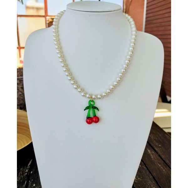 Κολιέ Μαργαριτάρια με Κερασένιο Charm Κολιέ Μαργαριτάρια με Κερασένιο Charm